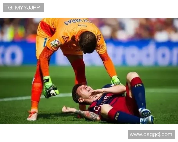 光头足球明星赛场撞人事件引发热议 球迷纷纷关注其行为后果 光头足球明星赛场撞人事件引发热议 球迷纷纷关注其行为后果