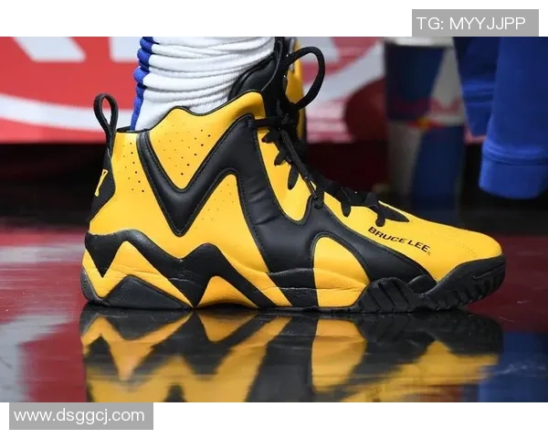 扁平足球鞋专属球星揭秘与选择分析打造最佳场上表现